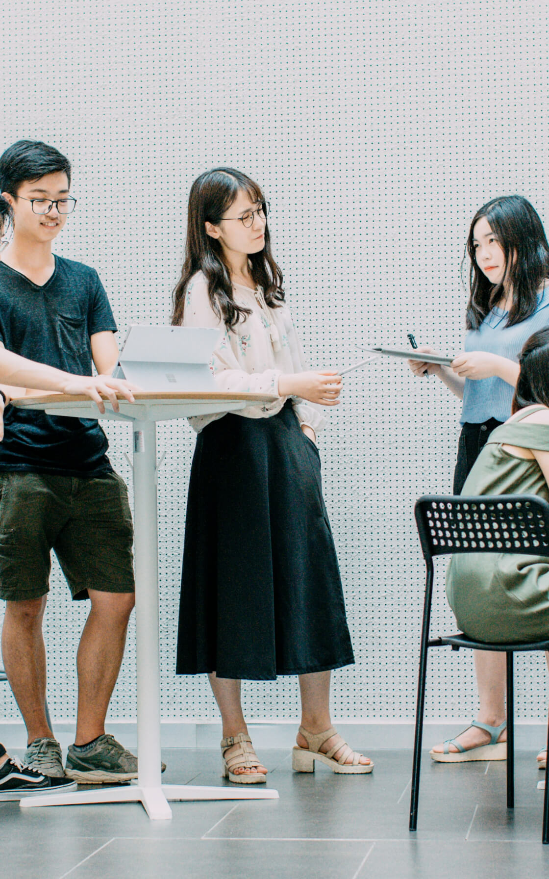 民族衣装を着た大人数の大人と子供が集まっている様子