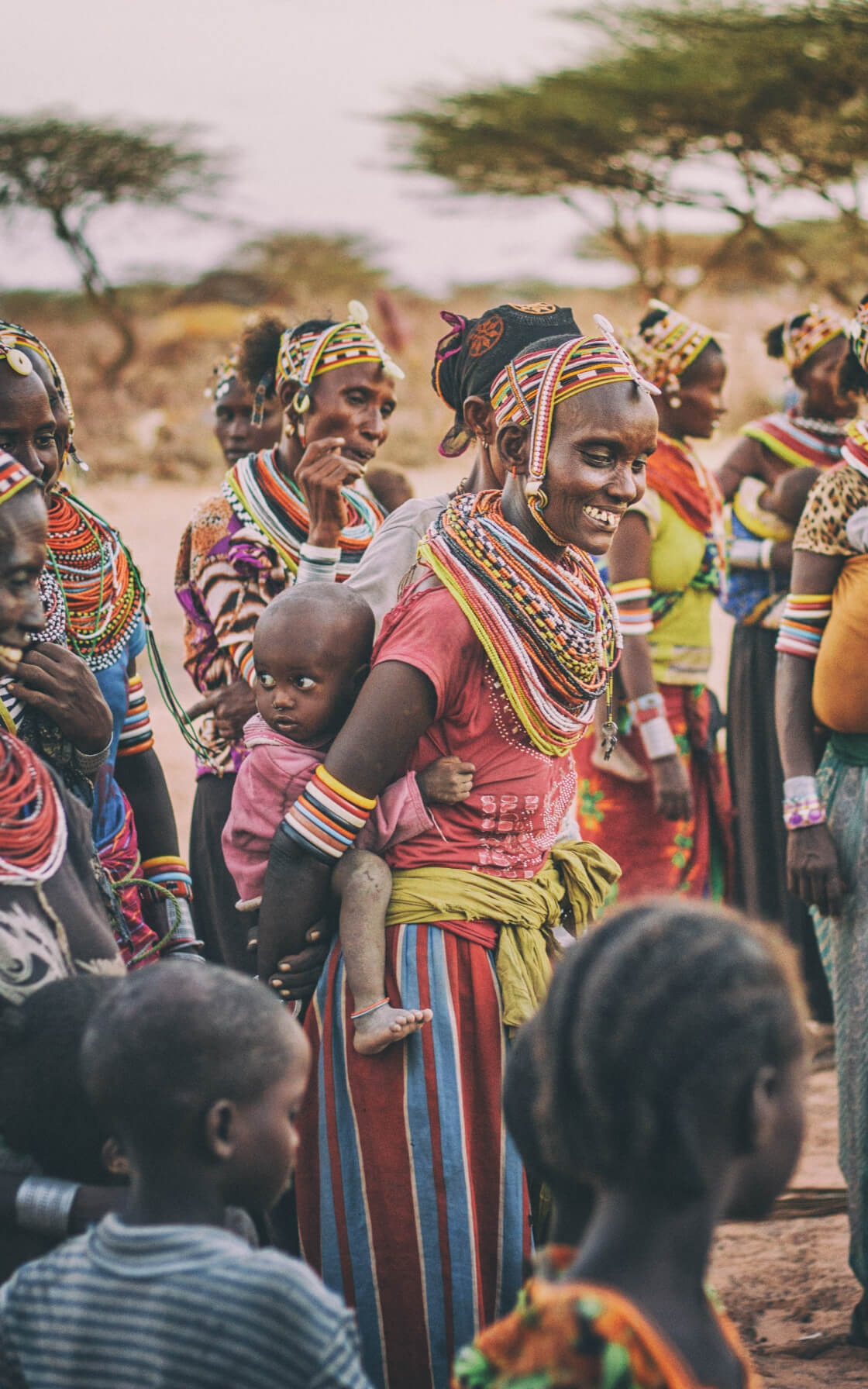 3人の男女が立ちながら研修を受けている様子