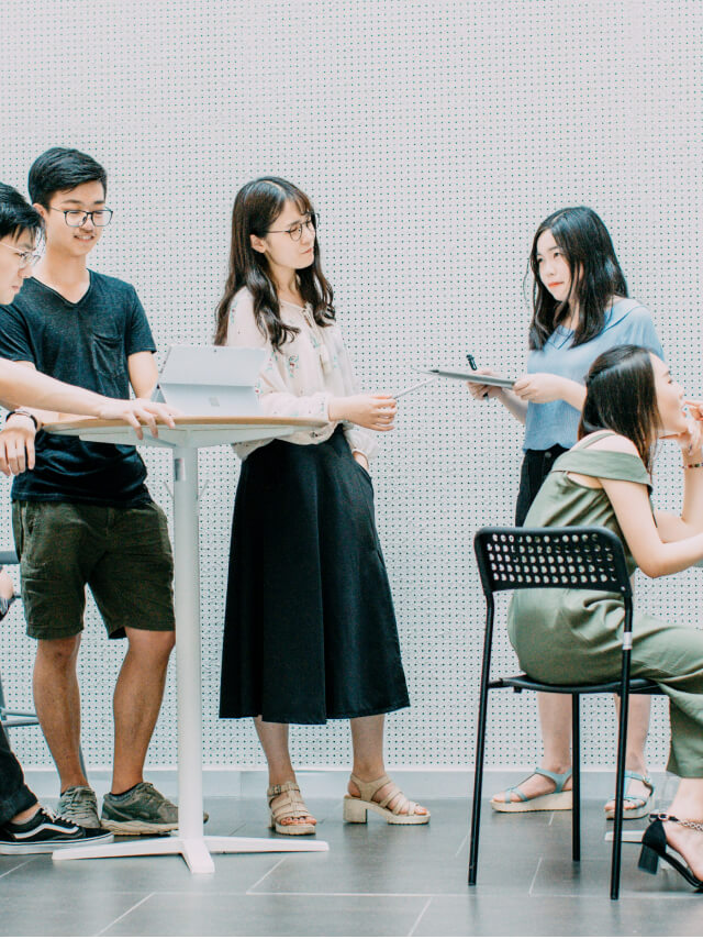 研修を受けている5人の男女