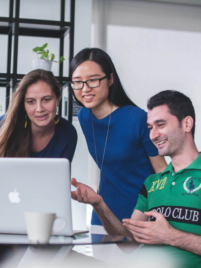 研修を受けている5人の男女